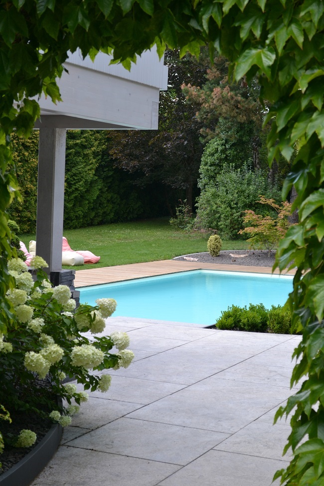 piscine_exterieure_avec_construction_paysagere