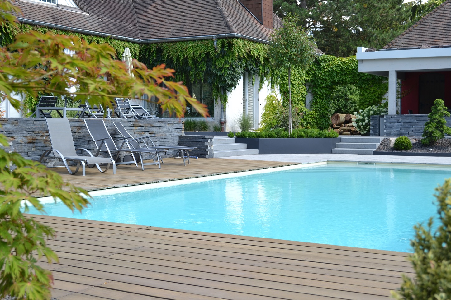 piscine_en_exterieur_avec_mur_en_pierre