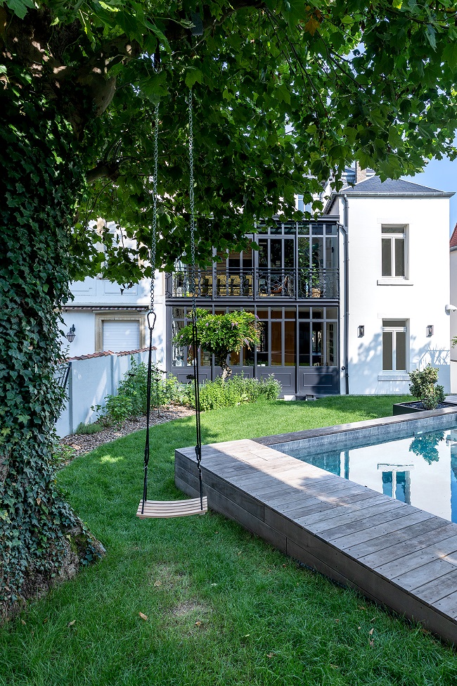 piscine_exterieure_avec_balançoire_suspendue