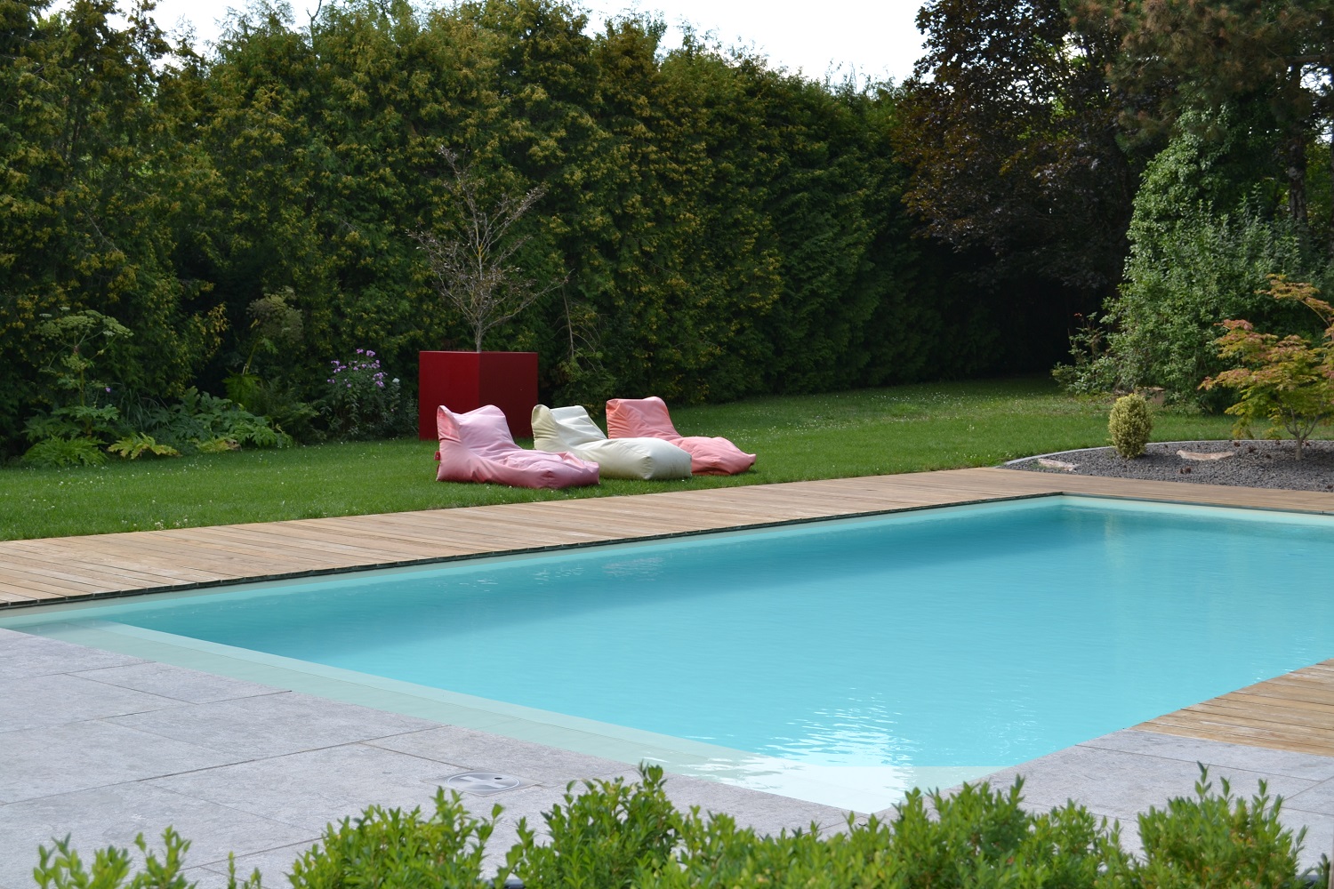 piscine_travaillee_avec_jardin_paysager_et_sieges_autogonflants